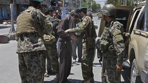 Soldados afganos detienen a un sospechoso en Jalalabad (Afganistán).