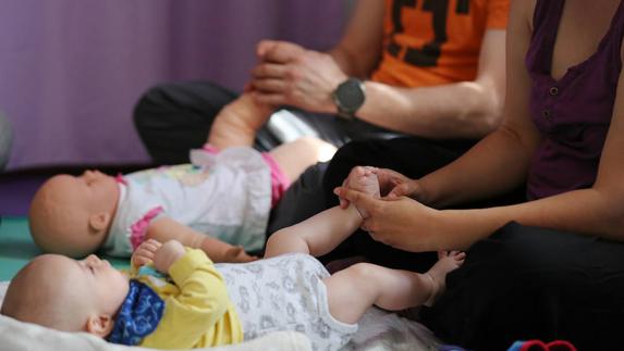 Una pareja aprende técnicas de masaje infantil. 