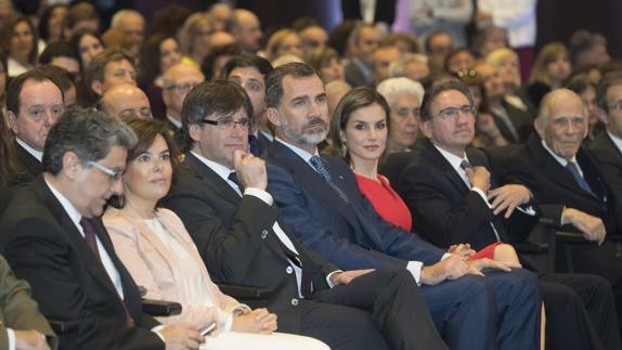 Puigdemont, junto a los Reyes de España.