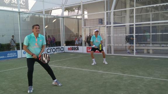 Míchel (i), durante un partido de pádel. 