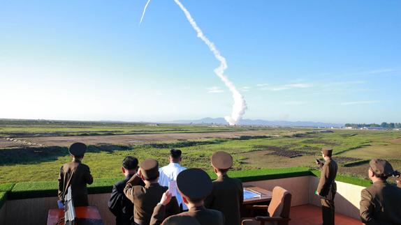 Kim Jong-un sigue el lanzamiento de un misil desde Corea del Norte.