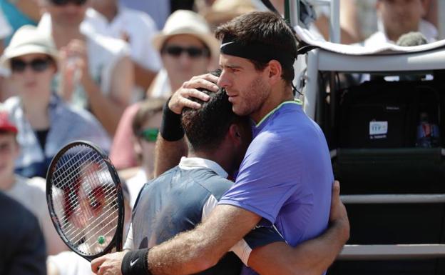 Nicolás Almagro (i) es abrazado por Juan Martín del Potro. 