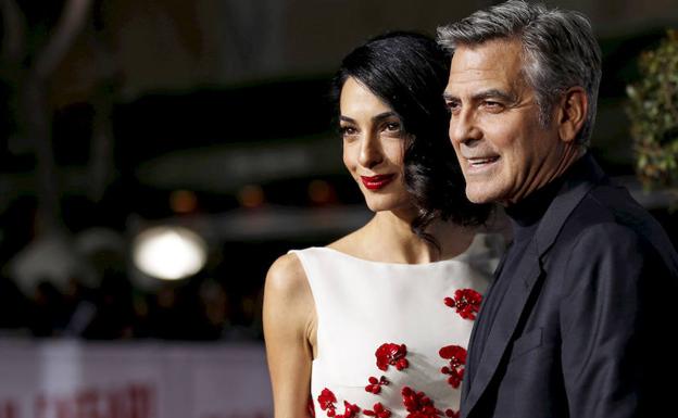 Amal (i) y George Clooney, durante un evento. 