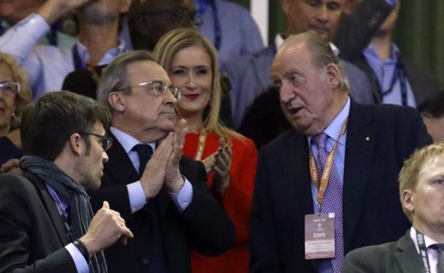 Florentino Pérez, con don Juan Carlos en el Estadio Nacional de Gales. 