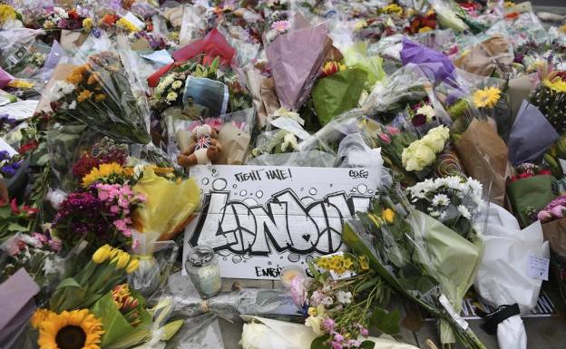 Flores y mensajes en el lugar del atentado de Londres.