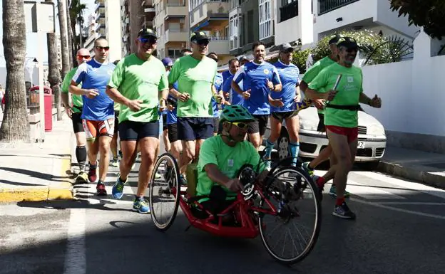 El atleta paralímpico Iñaki Castañeda comanda el grupo de participantes en la prueba.