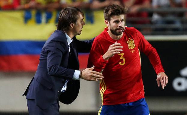 Gerard Piqué recibe instrucciones de Julen Lopetegui. 