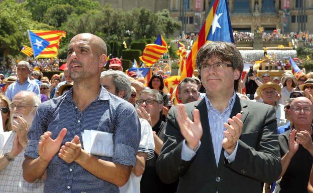 Josep Guardiola y Carles Puigdemont durante el acto independentista. 