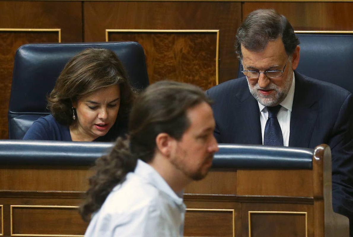 Iglesias pasa junto a Rajoy.