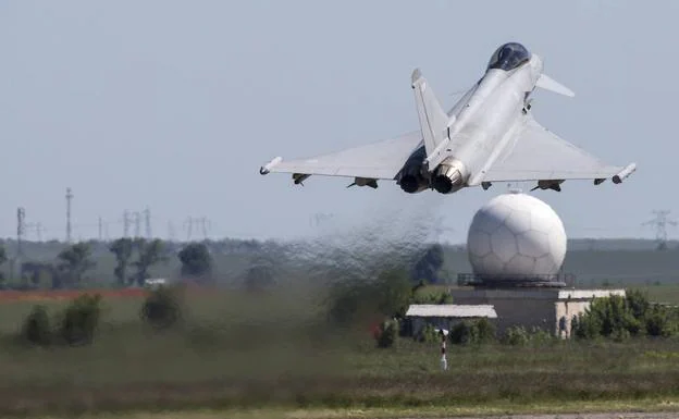 Fotografía facilitada por la OTAN de un avión de combate Typhoon. 