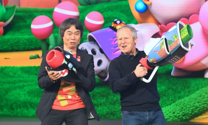 Shigeru Miyamoto e Yves Guillemot, sobre el escenario.