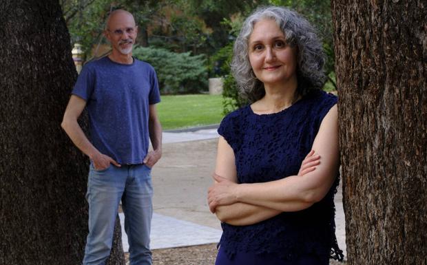 Miralles (d) y Ruiz posan en el parque madrileño del Retiro. 