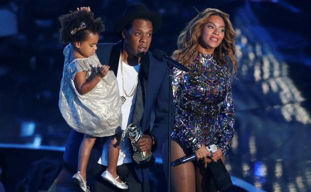 Jay-Z y Beyoncé, junto a su pequeña Blue Ivy.