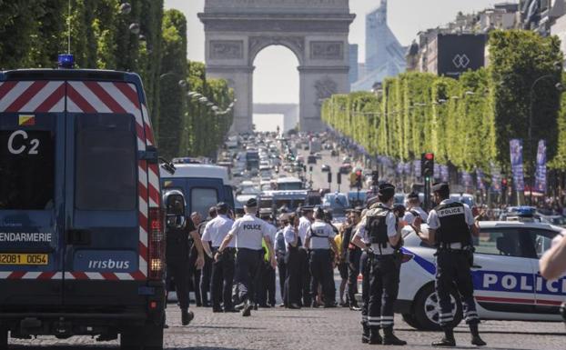 Agentes de la Policía francesa en los Campos Elíseos tras el intento de atentado.