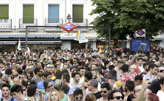 Cientos de personas se concentran en la Plaza de Chueca durante un pregón del Orgullo Gay.