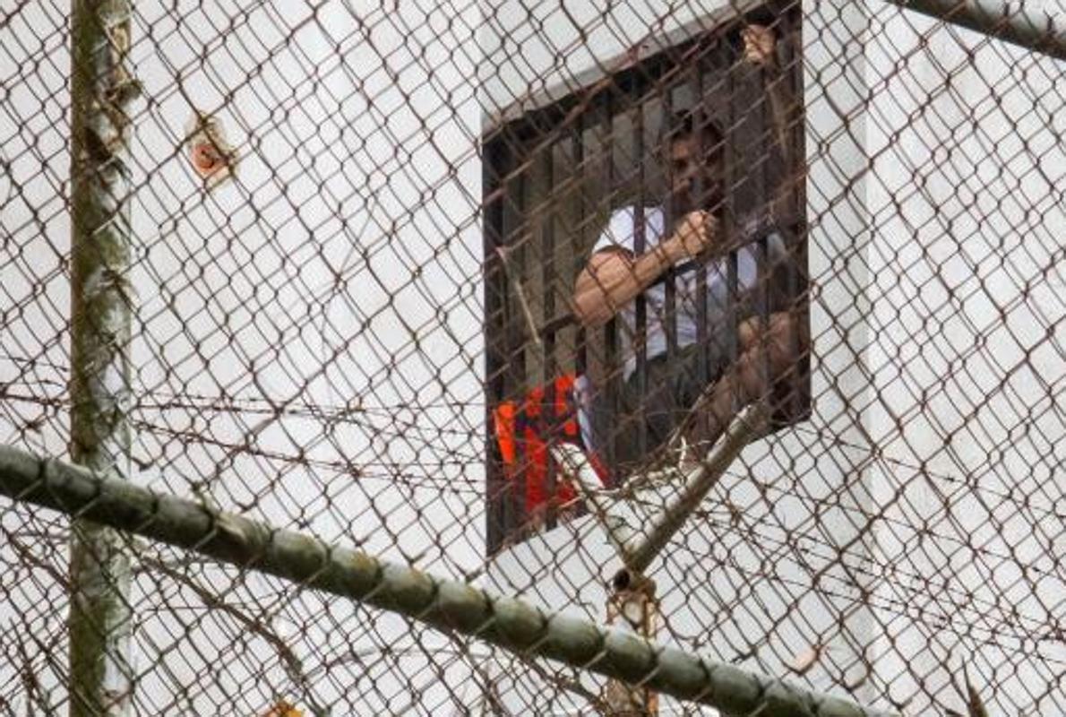 Leopoldo López se asoma por una ventana de la prisión de Ramo Verde.