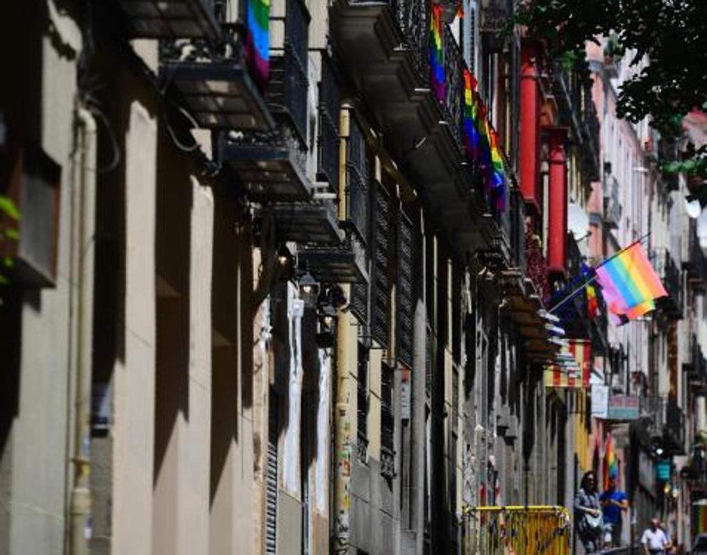 Las calles de Chueca con banderas del Orgullo Gay.