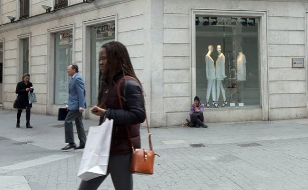 Una mujer mendiga en la calle. 