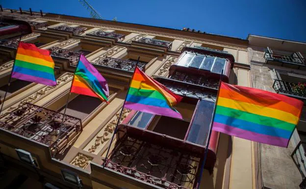 Banderas arcoíris en el barrio madrileño de Chueca.