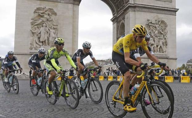 Froome, a su llegada al Arco de Triunfo como líder del último Tour. 