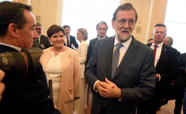 Mariano Rajoy, junto a la primera ministra polaca, Beata Szydlo.