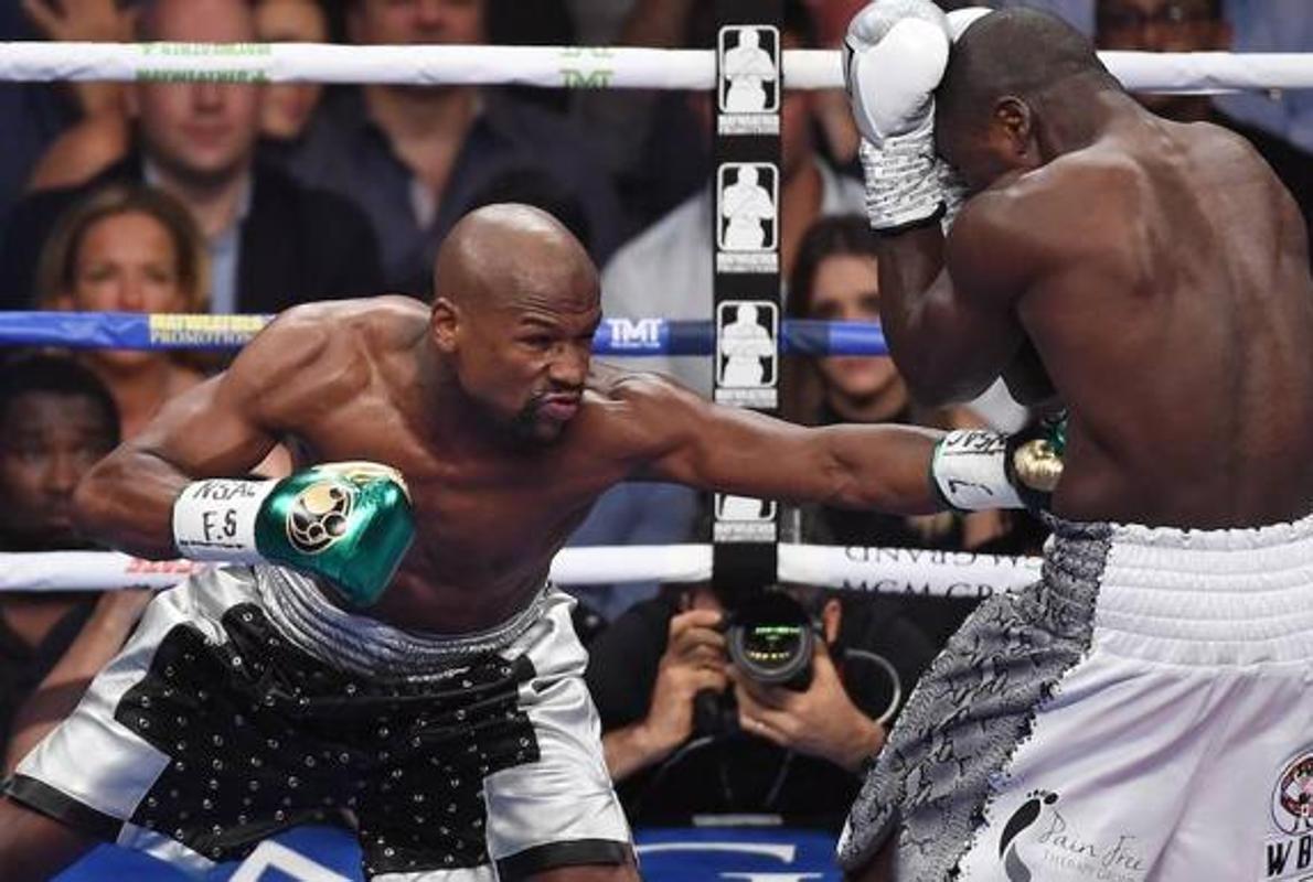 Mayweather (i), durante un combate de boxeo. 