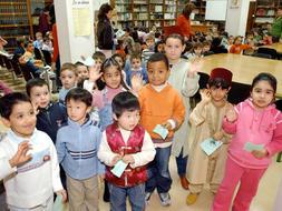 Niños de diferentes nacionalidades en un colegio de Logroño../ ENRIQUE DEL RÍO