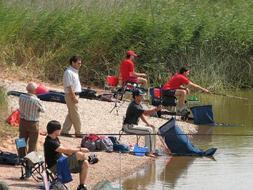 Aficionados a la pesca practican su afición en el pantano de La Molineta./ERNESTO PASCUAL