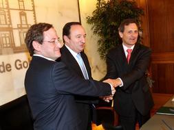 Martínez de Pisón, Sanz y Martínez, tras la firma del convenio. /ENRIQUE DEL RÍO