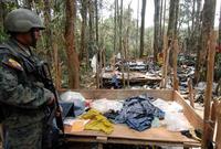 Un militar ecuatoriano vigila en la zona selvática de Angostura, fronteriza con Colombia, donde fue abatido Reyes. / J. ECHEVERRIA-EFE