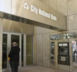 Un cliente entra en una sucursal del City National Bank. / EFE