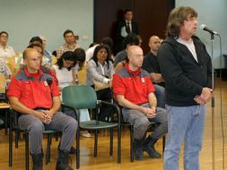 EL ACUSADO, EL ACUSADOR Y LA DEFENSA. Giménez Arbe, el fiscal Javier Muñoz y el abogado Marcos García, durante el juicio. / EFE