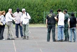 Garzón observa al etarra Arkaitz Goikoetxea, esposado, en Santo Domingo de la Calzada. /JUSTO RODRÍGUEZ
