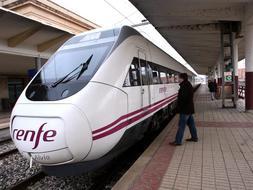 Nuevo tren Alvia, haciendo su entrada en la estación de ferrocarril de Logroño. EDR