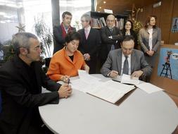 Firmado el convenio urbanístico que permitirá desarrollar la ecociudad en el monte El Corvo