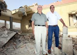 José Luis Sáez y José Miguel Hurtado posan junto a las ruinas de la vieja estación. ::                             JUAN MARÍN
