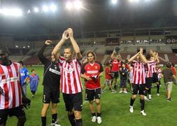 Los jugadores de la UD Logroñés se abrazan tras eliminar al Cerceda. ::                             JONATHAN HERREROS