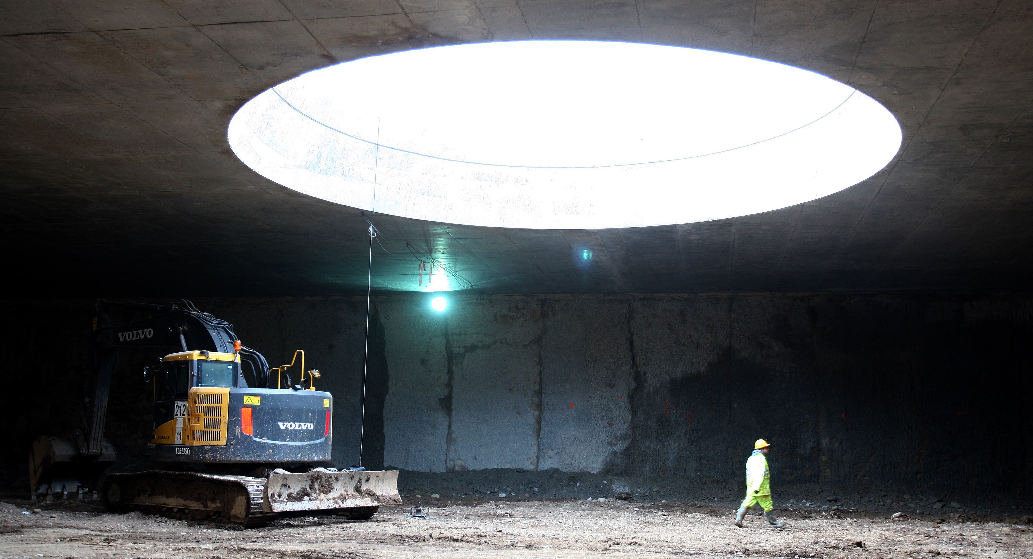 Hasta seis grandes lucernarios, ya construidos, servirán para permitir la entrada de la luz del día a la futura zona de andenes de la nueva estación. ::                             FOTOS: JUAN MARÍN