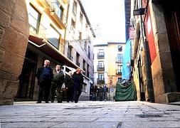 La calle Albornoz, entre la Laurel y San Agustín, contará con un toldo a imagen y semejanza de la calle Sierpes durante el verano sevillano. ::                             MIGUEL HERREROS