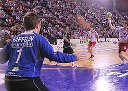 Alfredo Sorrentino marca ante el Cuenca, el último partido liguero jugado en el Palacio de los Deportes. ::                             F.D.