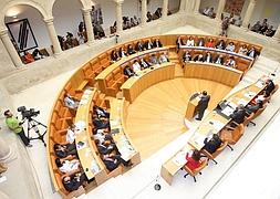 El recorte de asignaciones a los grupos del Parlamento ahorrará 150.000 euros al año