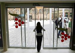 Acceso a la oficina de turismo en las antiguas Escuelas Trevijano./J. RODRÍGUEZ