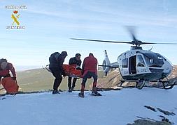 Imagen del momento del rescate en helicóptero./GUARDIA CIVIL