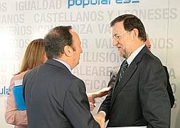 Sanz saluda a Rajoy, esta mañana en Madrid // P.P.