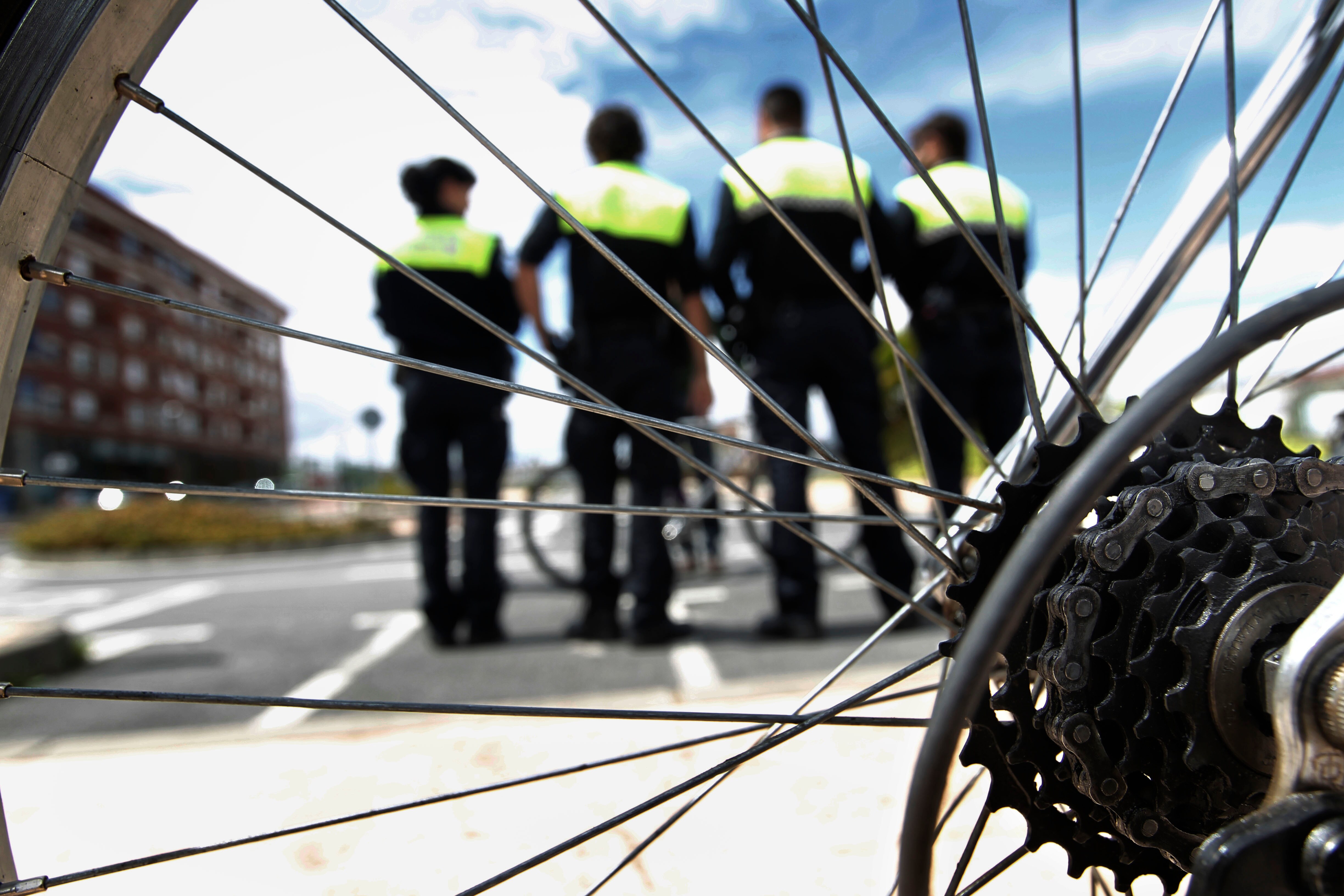 Agentes municipales que patrullarán en bicicleta a partir de unos días, ayer, en el Parque de Tráfico. /JUSTO RODRÍGUEZ