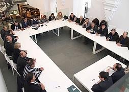 Pedro Sanz, durante un encuentro que mantuvo en marzo con los alcaldes de la Mancomunidad de las 13 Villas. ::    DÍAZ URIEL