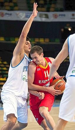 Decisión. Joan Tomàs intenta una penetración en el pasado Europeo U-20 en Bilbao. ::                                                EFE