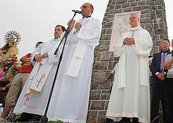 Las autoridades religiosas y políticas, en un momento del acto al pie del monumento. ::        JUSTO RODRÍGUEZ