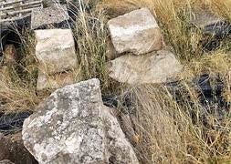 12 años después, las piedras siguen en el Parque de Servicios / JUSTO RODRÍGUEZ