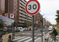 Señal vertical ya existente limitando la velocidad a 30 km/h, y la horizontal recién pintada. ::          DÍAZ URIEL